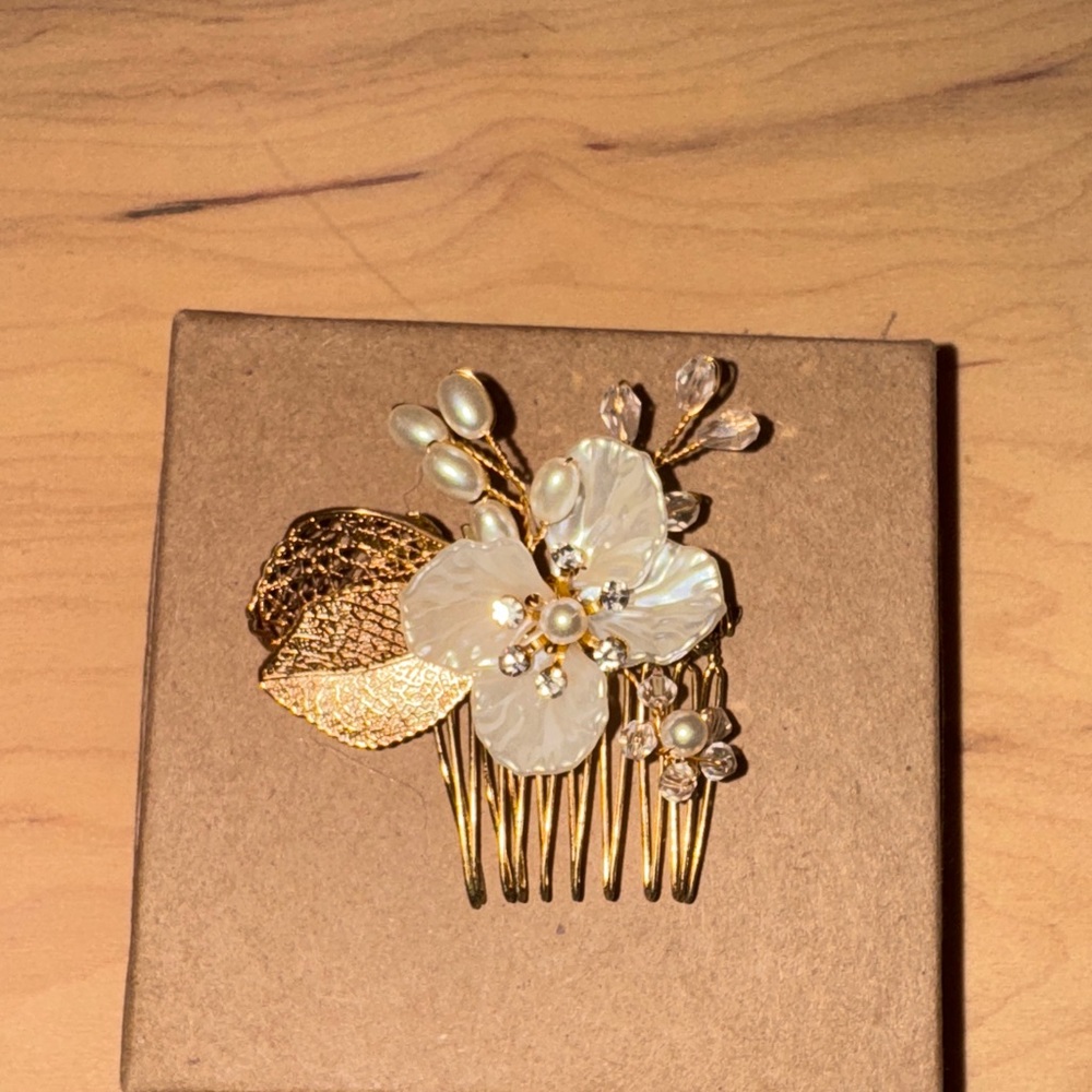 Elegant Gold and White Hair Comb